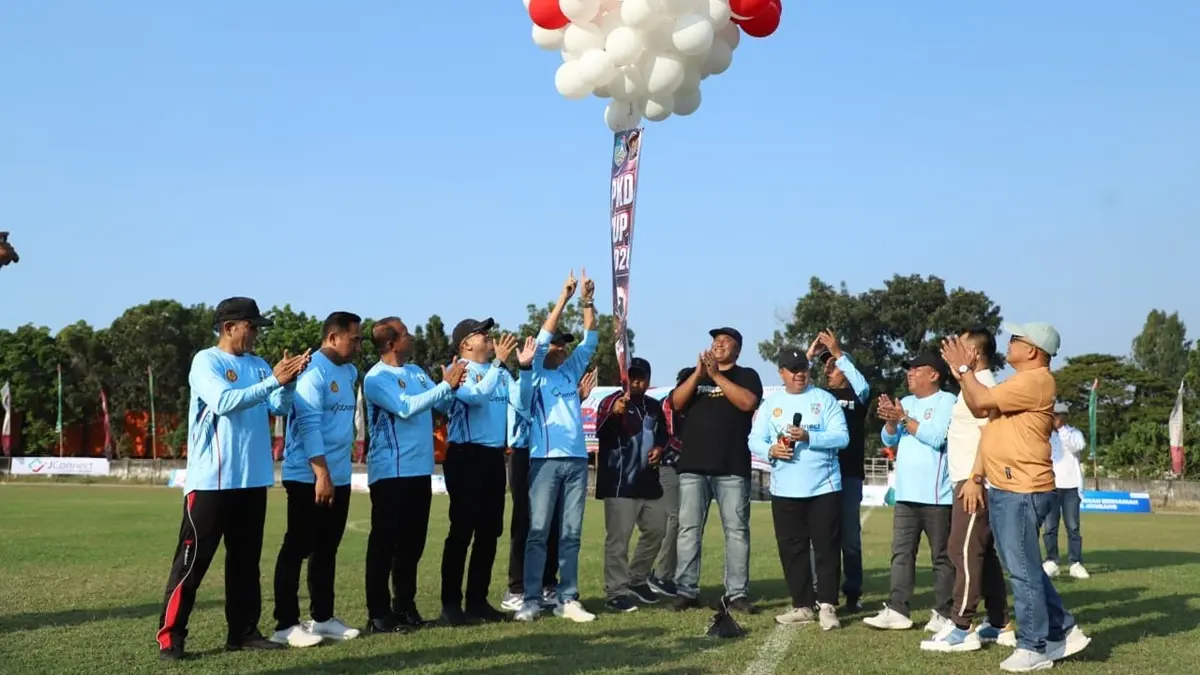 SATU KOMANDO: Ketua PKDI Jombang, Supono, mendampingi Bupati Warsubi saat pembukaan PKDI CUP II 2026 di Stadion Merdeka Jombang, Rabu (5/8) sore. (Dwi Aris/Radar Jombang)
