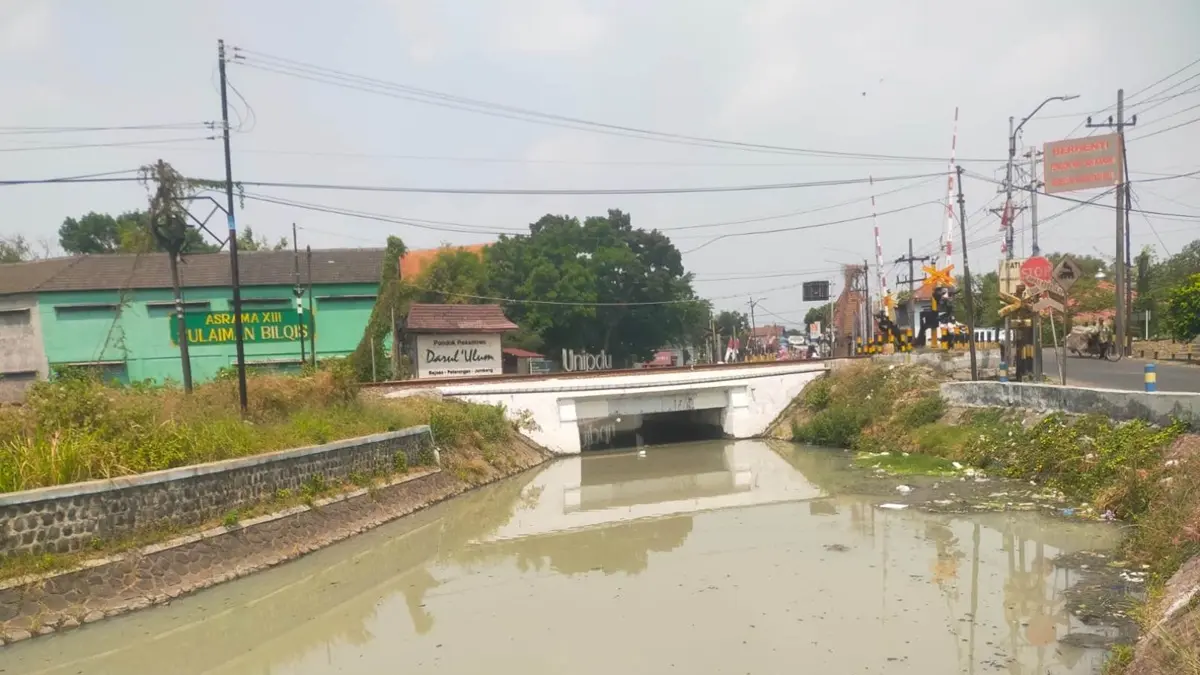 Sungai Rejoso yang melintas di Dusun Rejoso, Desa Ngumpul, Kecamatan Jogoroto, Jombang kembali dikeluhkan warga. (Azmy Endiyana/Radar Jombang)