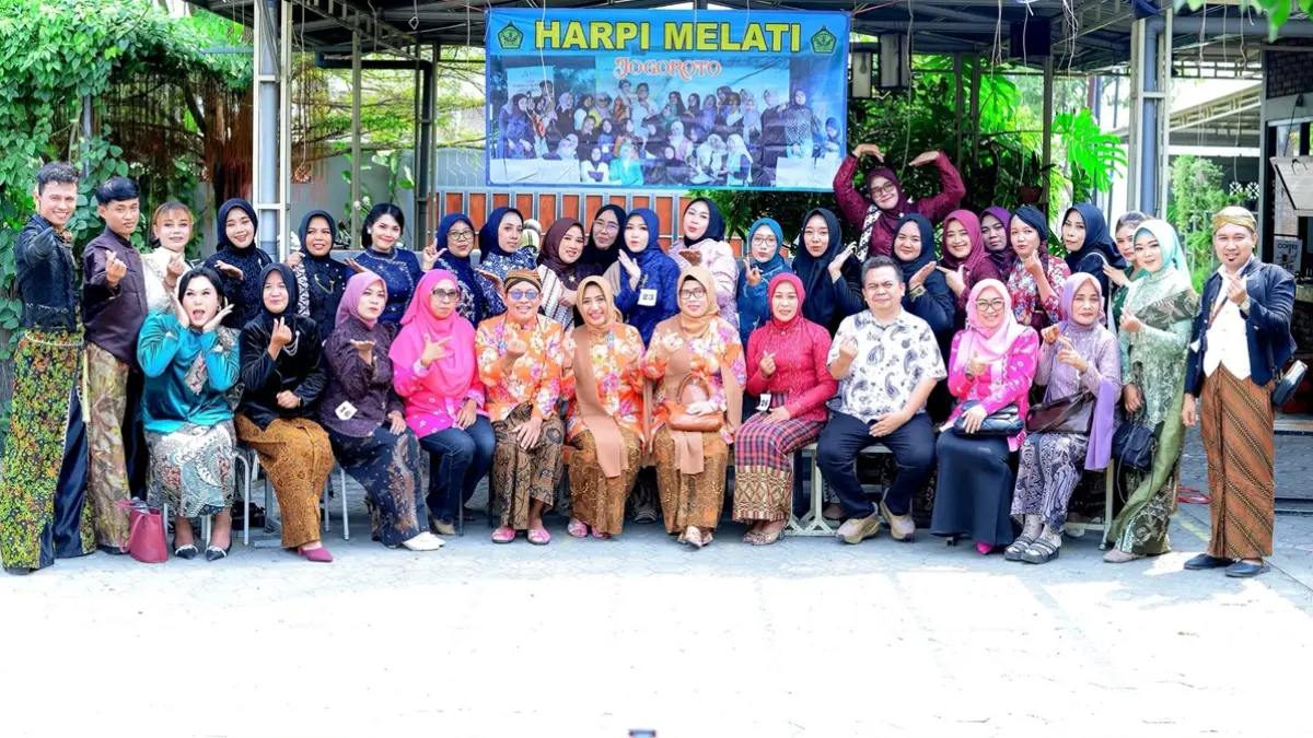 TELADAN: Wakil Ketua 3 DPRD Jombang, HM Syarif Hidayatullah ST MMT (Gus Sentot), menghadiri lomba fashion show HARPI Melati Kecamatan Jogoroto, Selasa (4/8). (Rojiful Mamduh/Radar Jombang)