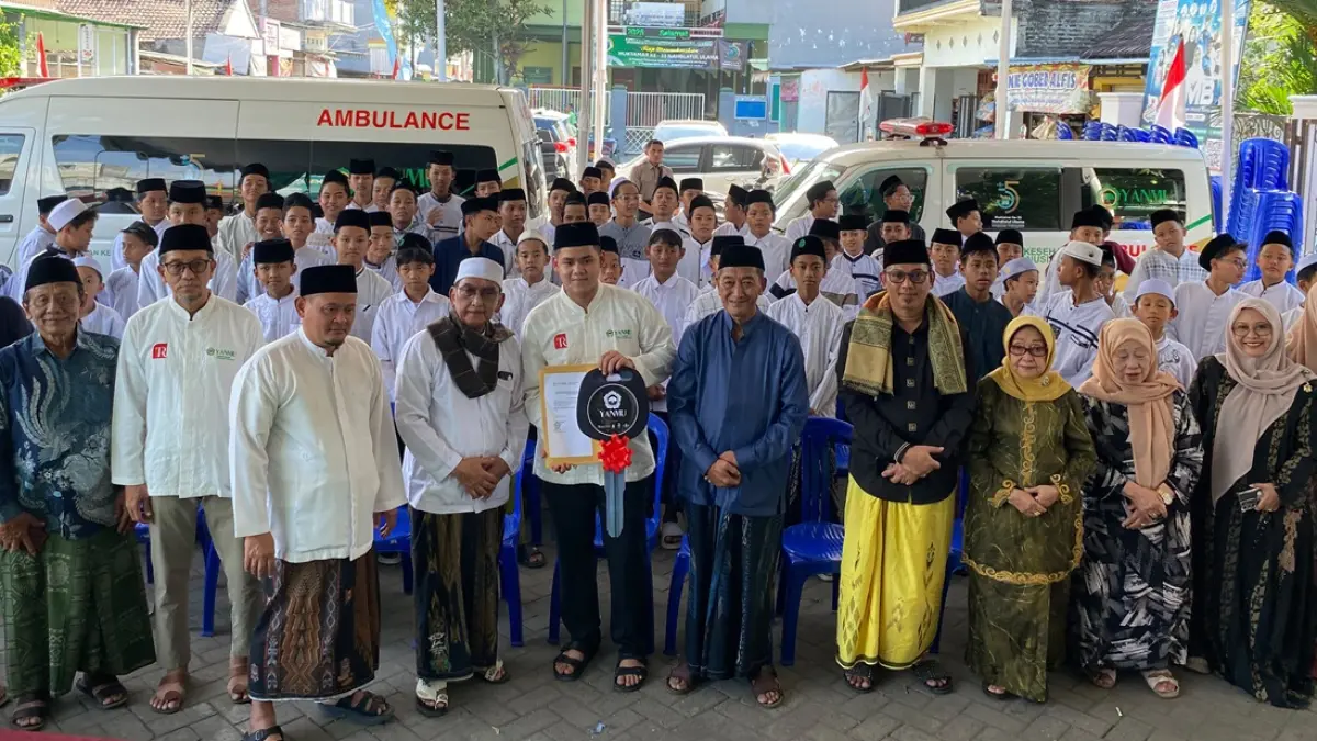 DISERAHKAN: Yayasan Anugerah Nusantara Al Mubarokah (YANMU) resmi mewakafkan dua unit ambulans ke Pondok Pesantren Bahrul Ulum Tambakberas, Jombang, Jumat (7/8/) siang. (Anggi Fridianto/Radar Jombang)