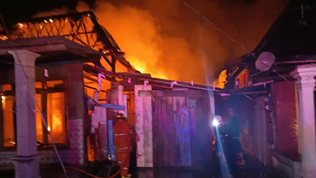 Kebakaran menghanguskan tiga rumah warga di Dusun Bakalan, Kecamatan Ploso, Jombang, Jumat dini hari (7/8). (Achmad RW/Radar Jombang)