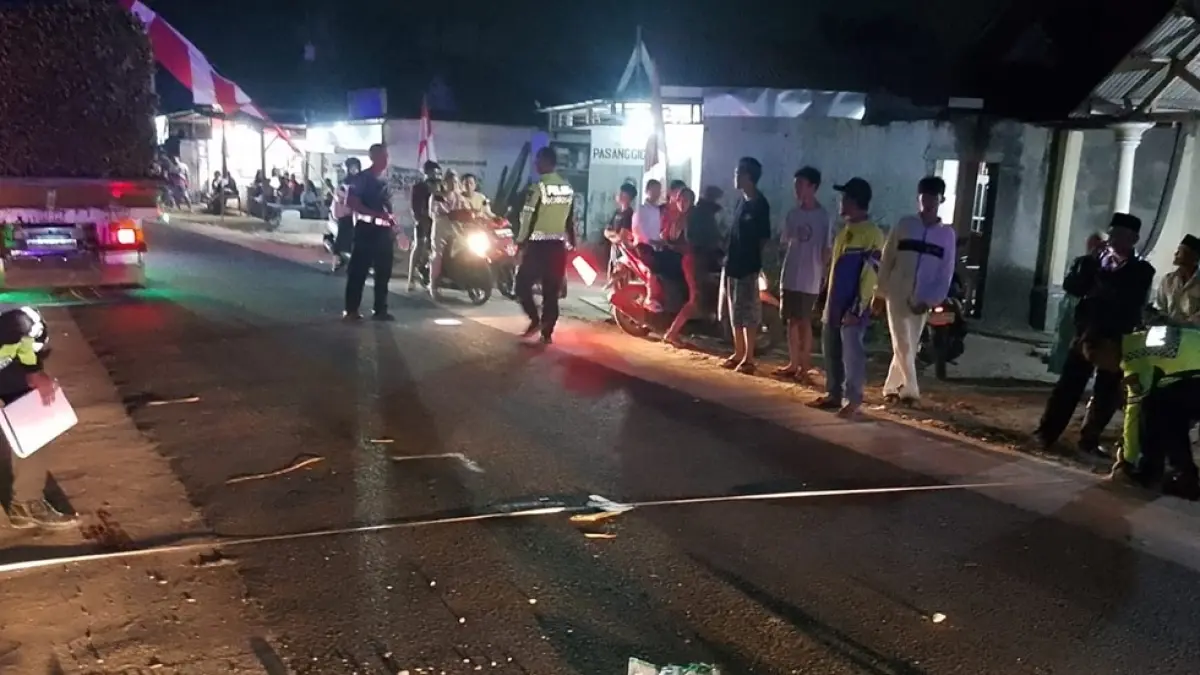 Kecelakaan beruntun merenggut nyawa seorang pemotor di Jalan Raya Dusun Wonoayu, Desa Dukuhmojo, Kecamatan Mojoagung, Kamis (6/8) malam. (Achmad RW/Radar Jombang)