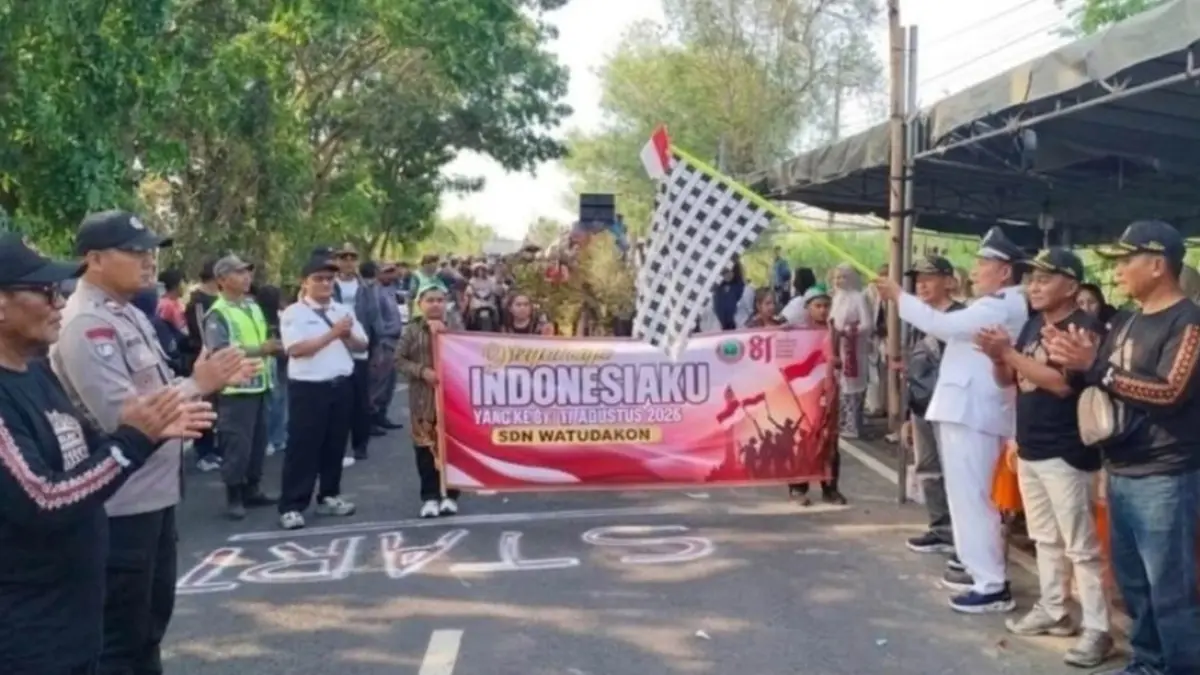 MERIAH: Kepala Desa Watudakon Suharto (berbaju putih) memberangkatkan karnaval Desa Watudakon, Kesamben, Jombang di momen peringatan Hari Jadi Desa Watudakon ke-185 dan HUT ke-81 Kemerdekaan RI, Sabtu (1/8) siang. (Dwi Aris/Radar Jombang)