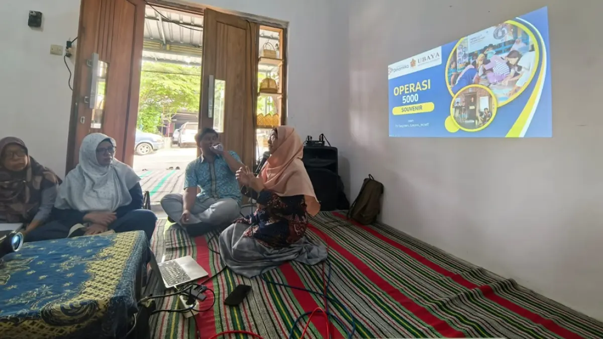 PENDAMPINGAN: Dosen Universitas Surabaya dan Universitas Dinamika usai memberikan pendampingan pada program Pengembangan Usaha Produk Unggulan Daerah (PM-UPUD) di Jombang, Jumat (31/8). (Achmad RW/Radar Jombang) 