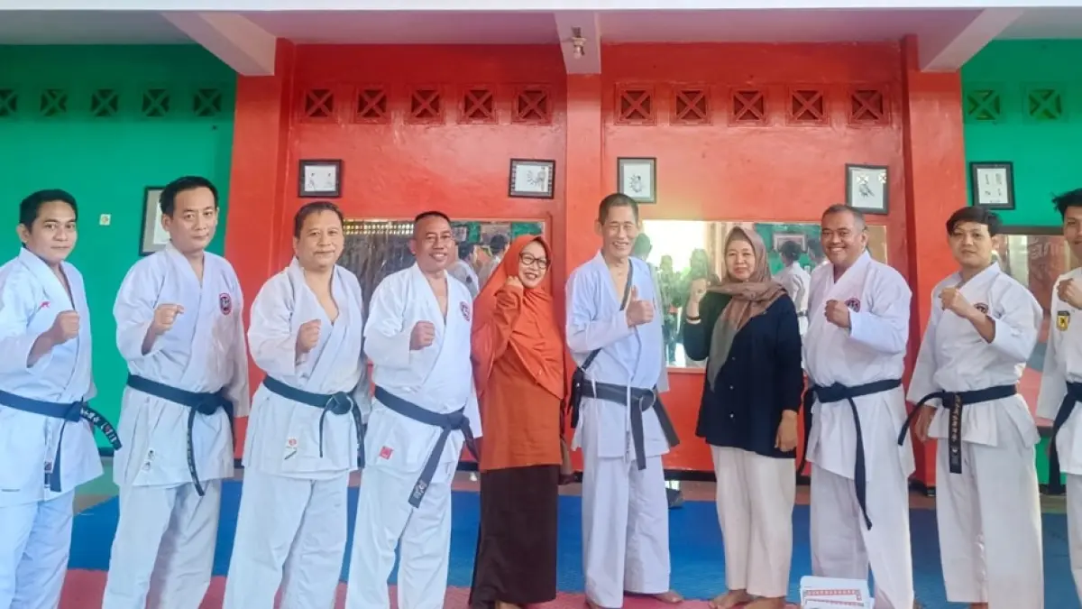 SEMANGAT: Karateka sabuk hitam saat mengikuti latihan bersama di Dojo Mahameru Jombang, Minggu (2/8). (Wenny Rosalina/Radar Jombang)