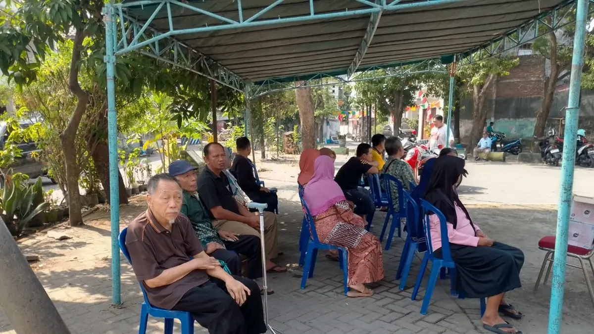 ANTUSIAS: Warga antre pengobatan gratis yang digelar PG Djombang Baru, Sabtu (8/8). (PG Djombang Baru for Radar Jombang)