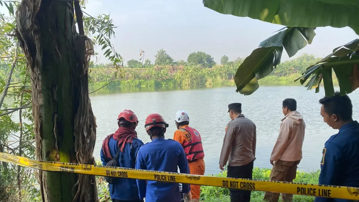BELUM TERIDENTIFIKASI: Petugas mengevakuasi jasad wanita tak dikenal di Sungai Brantas Dusun Jatirowo, Desa Jatigedong, Kecamatan Ploso, Jombang, Jumat (7/8). (Achmad RW/Radar Jombang)