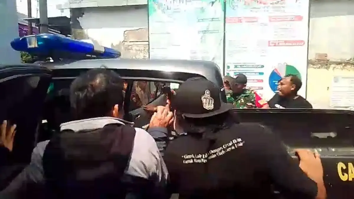 DIAMANKAN: Dua copet yang tertangkap di Desa Sidomulyo, Kecamatan Megaluh, Jombang, Sabtu (8/8) pagi. (Achmad RW/Radar Jombang)