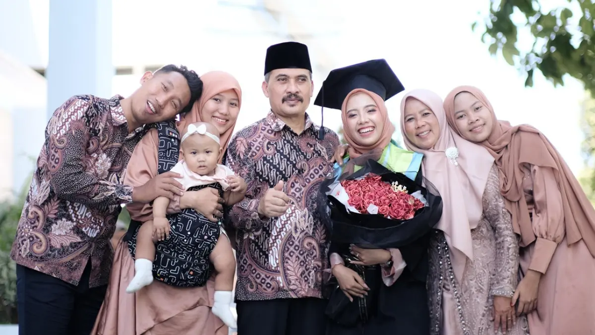 HARMONIS: Kepala MTsN 8 Jombang, Hindun MPd (dua dari kanan), bersama keluarga. (Wenny Rosalina/Radar Jombang)