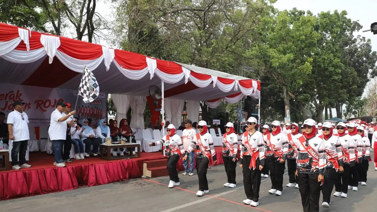 ANTUSIAS: Karyawan RSUD Jombang ikut ambil bagian dalam gerak jalan Rojo, Sabtu (8/8). (Anggi Fridianto/Radar Jombang)