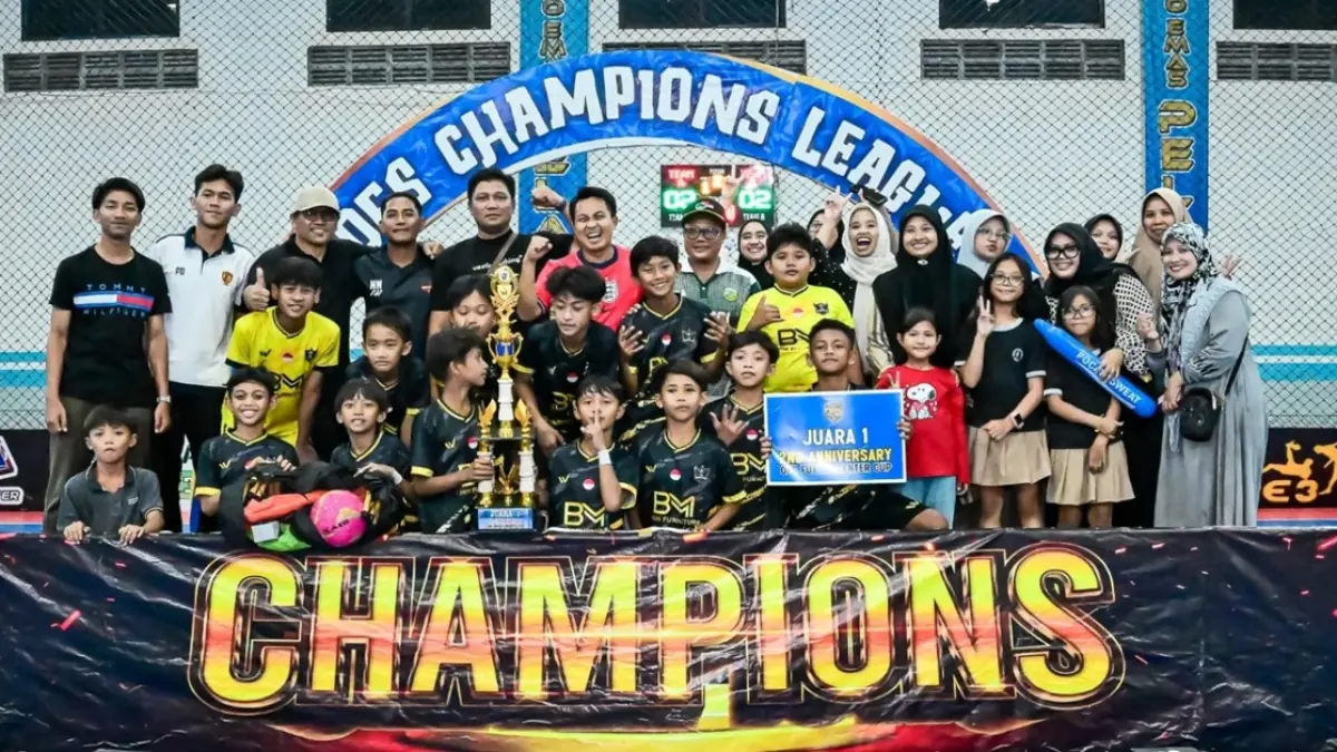 DOUBLE WINNER: Official dan pemain tim futsal SDN Gadingmangu 2 Perak meraih juara turnamen Grand Champions 2nd Anniversary OFS Futsal Center, Jombang, Minggu (12/7). (Dwi Aris/Radar Jombang)