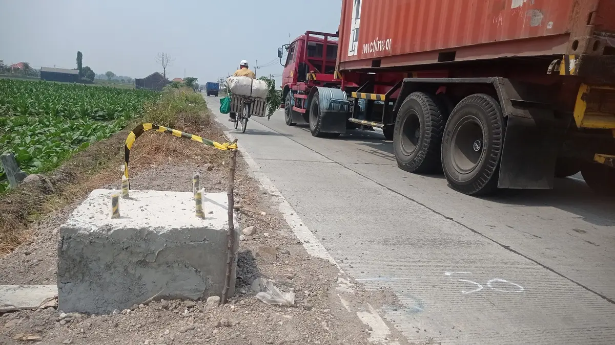 HATI-HATI: Proyek PJU Kabuh-Tapen di Desa Sumbergondang, Kecamatan Kabuh, Jombang mulai bikin fondasi. (Ainul Hafidz/Radar Jombang)