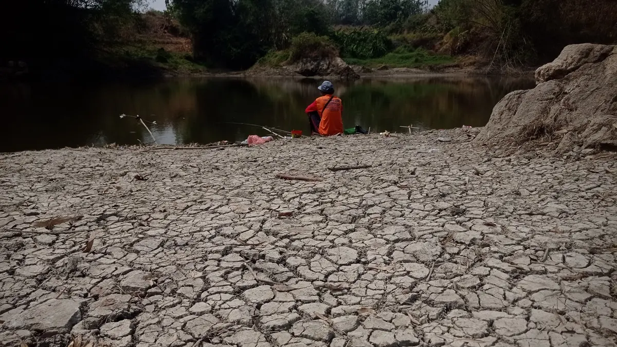 KERING: Tanah area Embung Sumbergondang, di Desa Sumbergondang, Kecamatan Kabuh, Jombang merekah usai debit air mulai berkurang. (Ainul Hafidz/Radar Jombang)