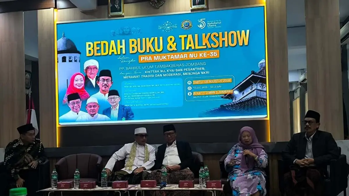 KHUSYUK: Kepala MAN 3 Jombang, H Sutrisno ME MPd, Ketua Yayasan PPBU Tambakberas, KH Abdur Rozaq Sholeh, serta narasumber bedah buku dan talkshow berdoa dipimpin KH M Syifa Malik, Sabtu (8/8). (Anggi Fridianto/Radar Jombang)