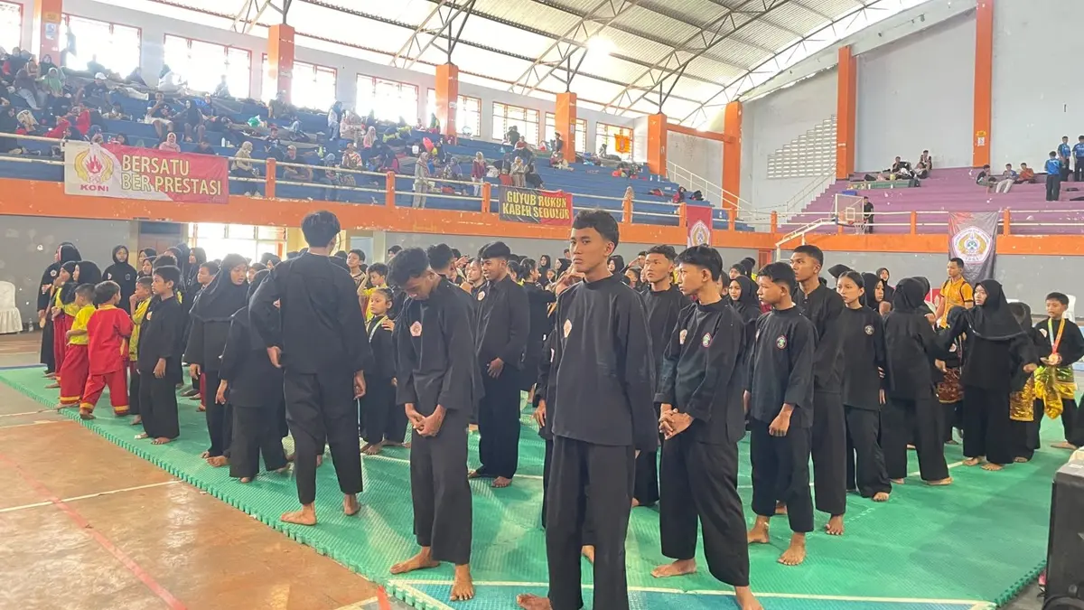 SEMANGAT: Para pesilat peserta Jombang Open Pencak Silat di GOR Merdeka, Jombang, (7/8). (Wenny  Rosalina/Radar Jombang)