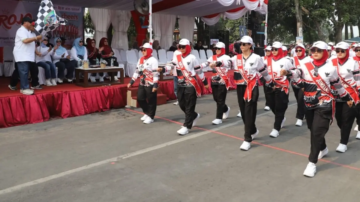 SEMARAK: Bupati Jombang Warsubi memberangkatkan peserta gerak jalan di garis start, Sabtu (8/8). (Anggi Fridianto/Radar Jombang)