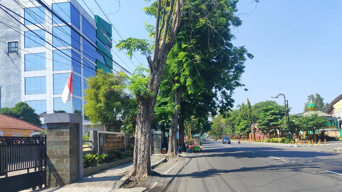 BAKAL DIREHAB: Trotoar Jl Gus Dur, Jombang sisi utara segera direhab. (Azmy Endiyana/Radar Jombang)