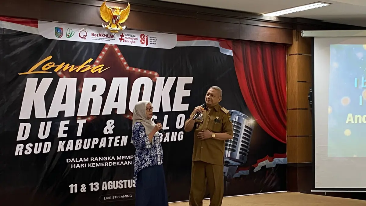 Direktur RSUD Jombang, dr Pudji Umbaran MKP bersama Ketua DWP RSUD Tri Agustin Wahyuningrum Jombang kemarin (11/8).