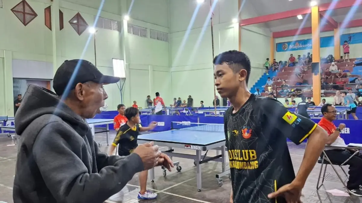 Izul atlet PTM Jois Jombang mendapatkan pembinaan dari Siswono disela pertandingan. (Wenny Rosalina/Radar Jombang)