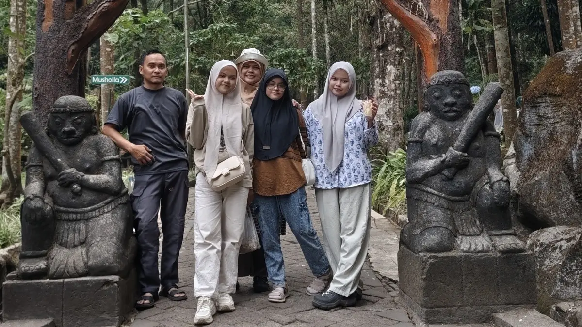 Nur Anisah sering mengajak keluarganya bertualang untuk mengenal dan mendapat energi dari alam
