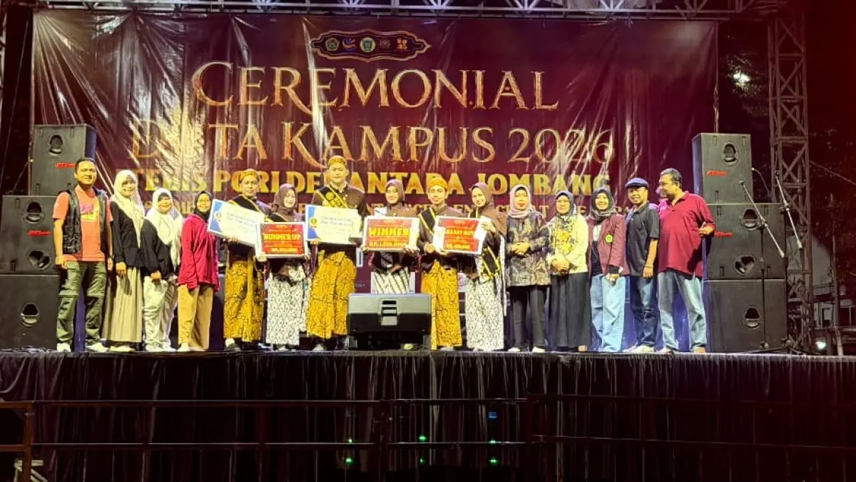Rektor ITEBIS PGRI Dewantara Jombang, Dr Yuniep Mujati Suaidah MSi CRA bersama para juara, Minggu (9/8).
