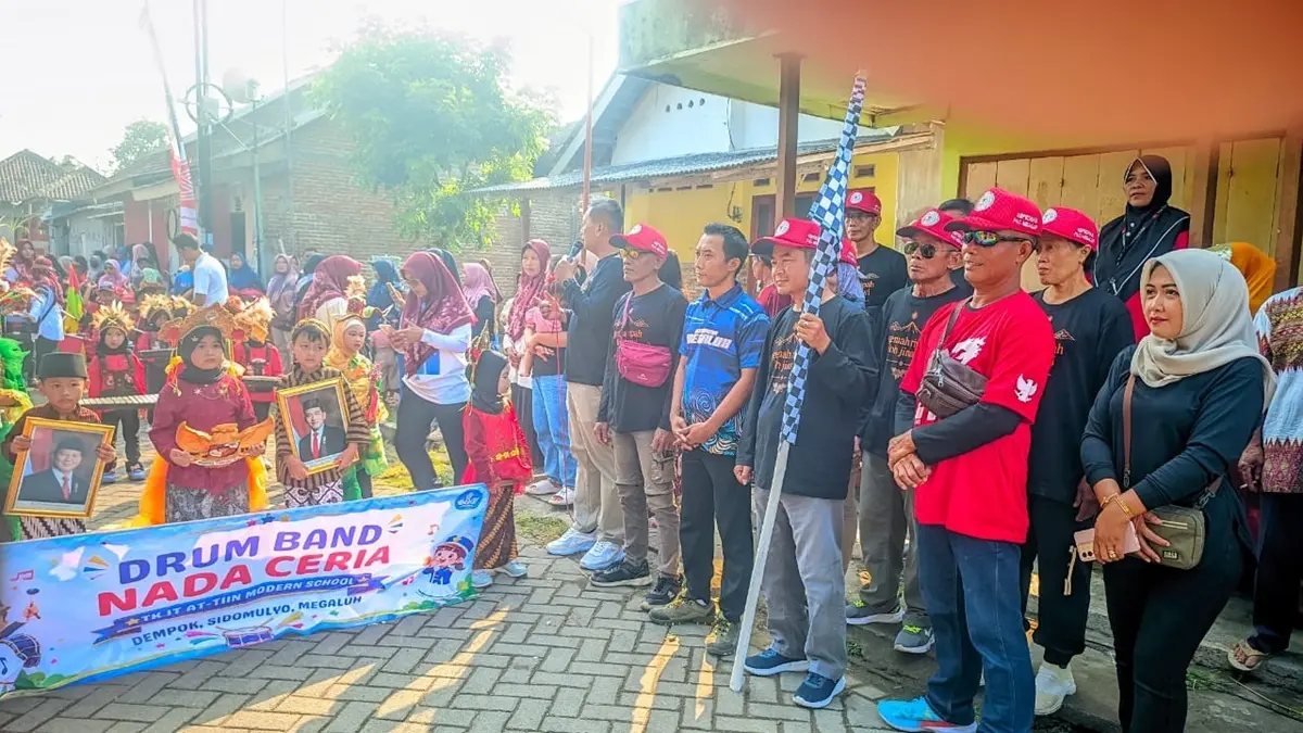 START: Kades Sidomulyo, Megaluh, Jombang, Ariy Septa Adicandra, memberangkatkan karnaval dan parade gunungan, Sabtu (8/8). (Achmad RW/Radar Jombang)