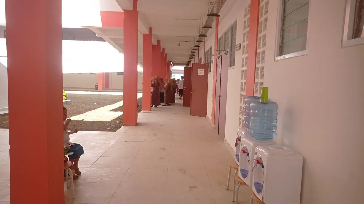 SUDAH BERAKTIVITAS: Siswa Sekolah Rakyat Terintegrasi 1 Jombang beraktivitas di sekitaran gedung sekolah yang pembangunannya belum rampung 100 persen. (Ainul Hafidz/Radar Jombang)