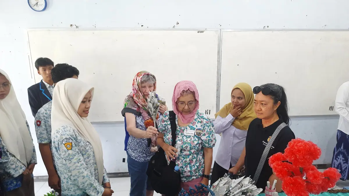 APRESIASI: Director of Friendship Force Nothern Colorado USA, Carol Mc Grath, melihat stan pameran siswa SMAN 1 Jombang, Rabu, (12/8). (Wenny Rosalina/Radar Jombang)
