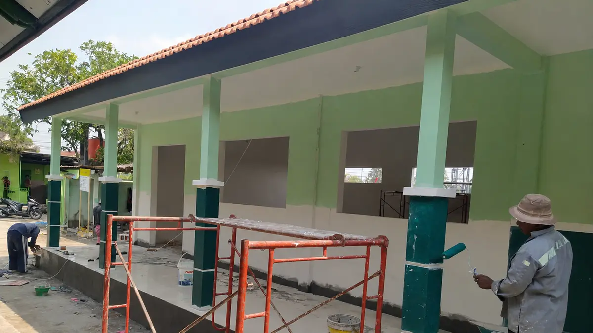 BELUM RAMPUNG: Proses rehabilitasi SMPN 1 Diwek yang kini tinggal pemasangan kusen pintu dan jendela, Sabtu (8/8). (Wenny Rosalina/Radar Jombang)