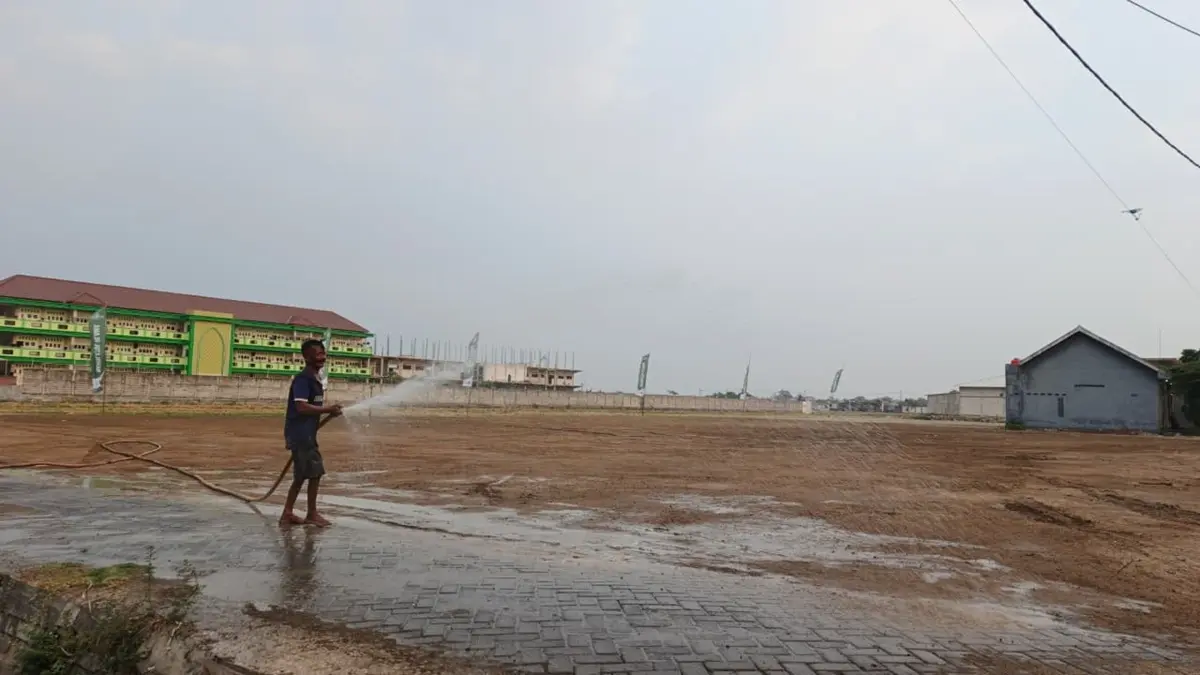 DISEMPROT: Pemdes Tambakrejo menyemprot lahan muktamar di kawasan Pondok Pesantren Bahrul Ulum Tambakberas, Jombang, (12/8). (Anggi Fridianto/Radar Jombang)