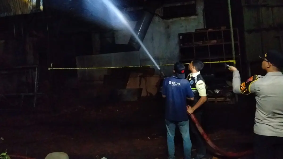 Kebakaran terjadi di area PT Seng Fong Moulding Perkasa, Jalan Prof. Dr. Nurcholish Madjid Nomor 173, Desa Tunggorono, Kecamatan Jombang, Selasa (11/8) sore. (Achmad RW/Radar Jombang)