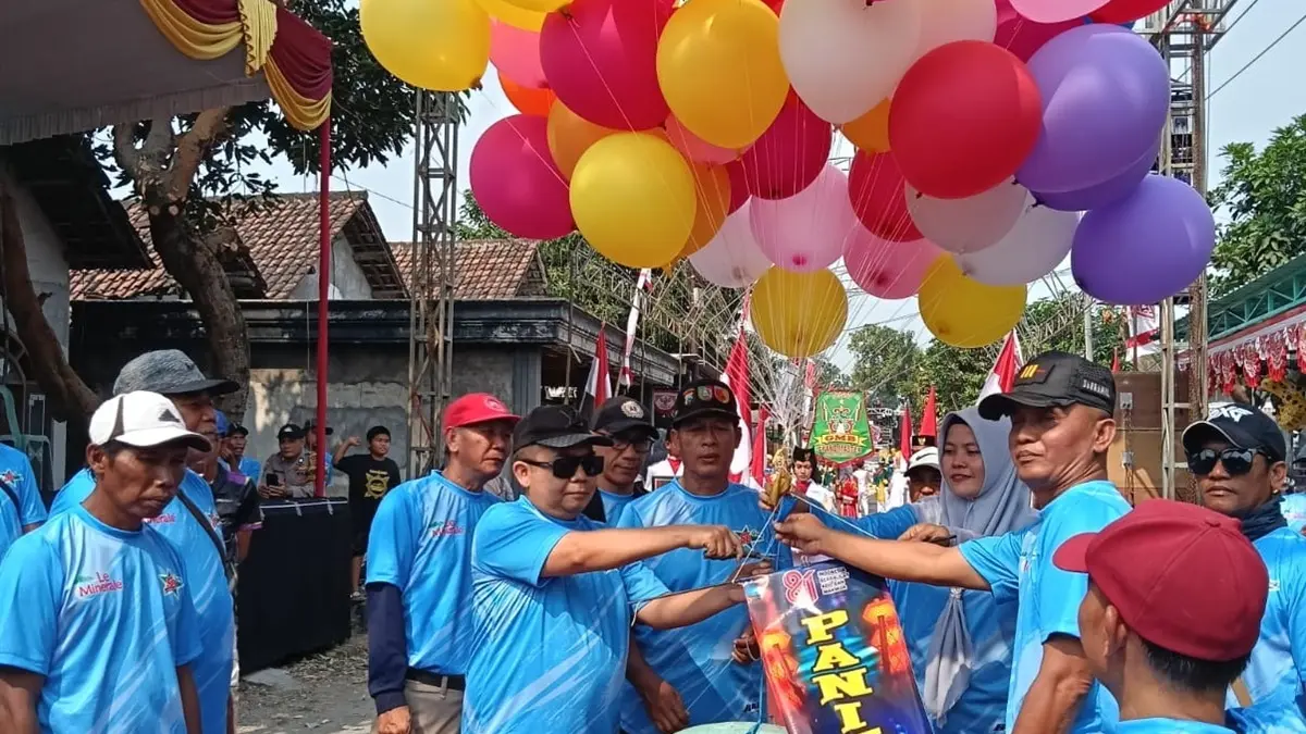 MERIAH: Kepala Desa Ngumpul, Jogoroto, Jombang Zaenal Arifin mendampingi para tamu undangan saat pembukaan karnaval budaya nusantara Belut Carnival 2026, Minggu (9/8) siang. (Dwi Aris/Radar Jombang)