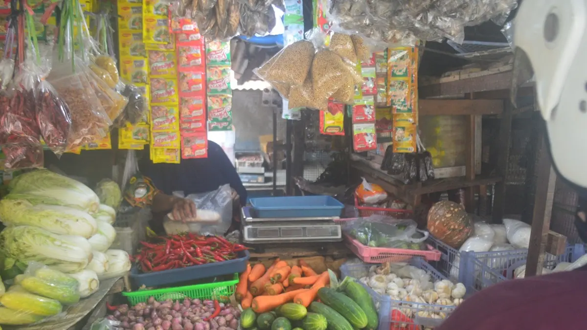 Pedagang di Pasar Legi Jombang melayani pembeli. (Azmy Endiyana/Radar Jombang)