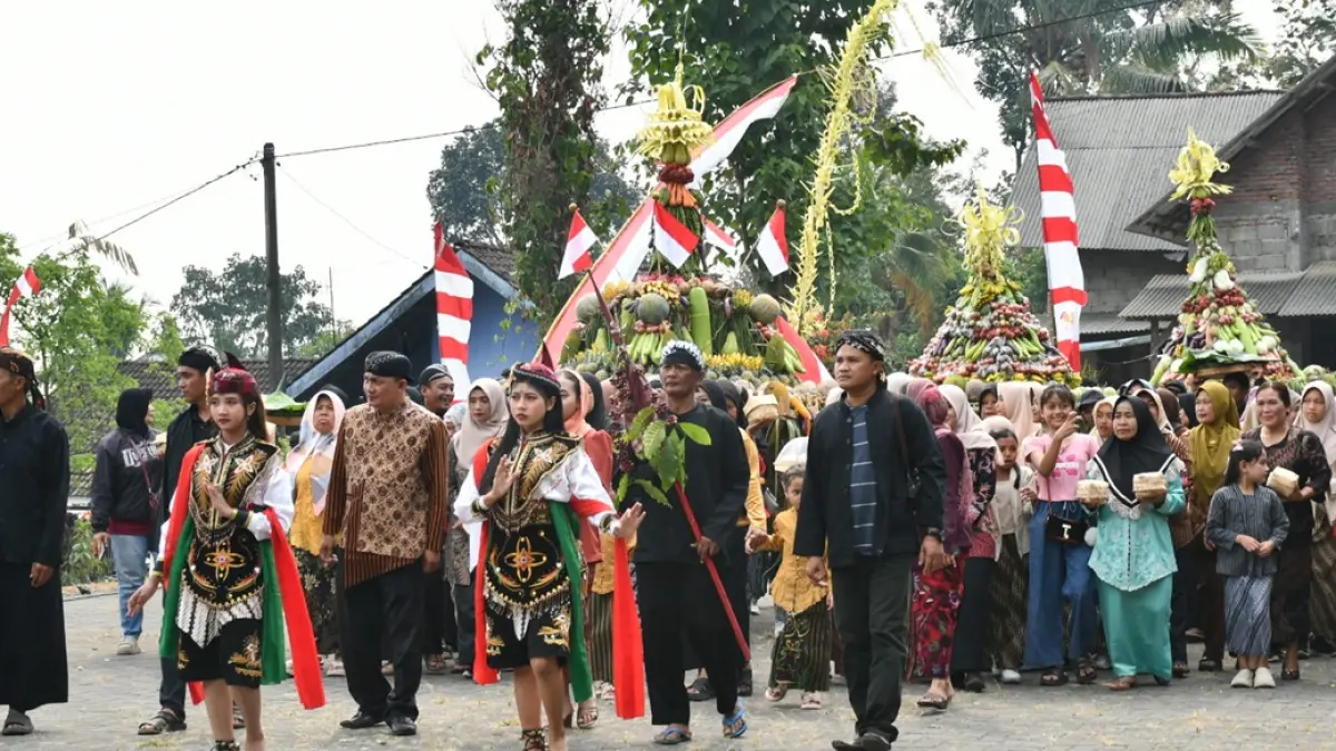 SAKRAL: Warga kampung adat Segunung Desa Carangwulung, Kecamatan Wonosalam, Jombang mengikuti tradisi wiwit kopi, Sabtu-Minggu (8-9/8). (Anggi Fridianto/Radar Jombang)