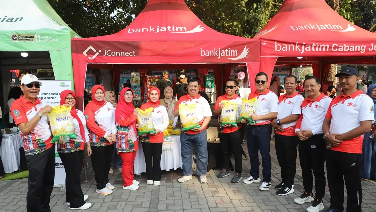 APRESIASI: Bupati Jombang Warsubi foto bersama jajaran forkompimda di depan bazar UMKM Bank Jatim, (2/8). (Anggi Fridianto/Radar Jombang)