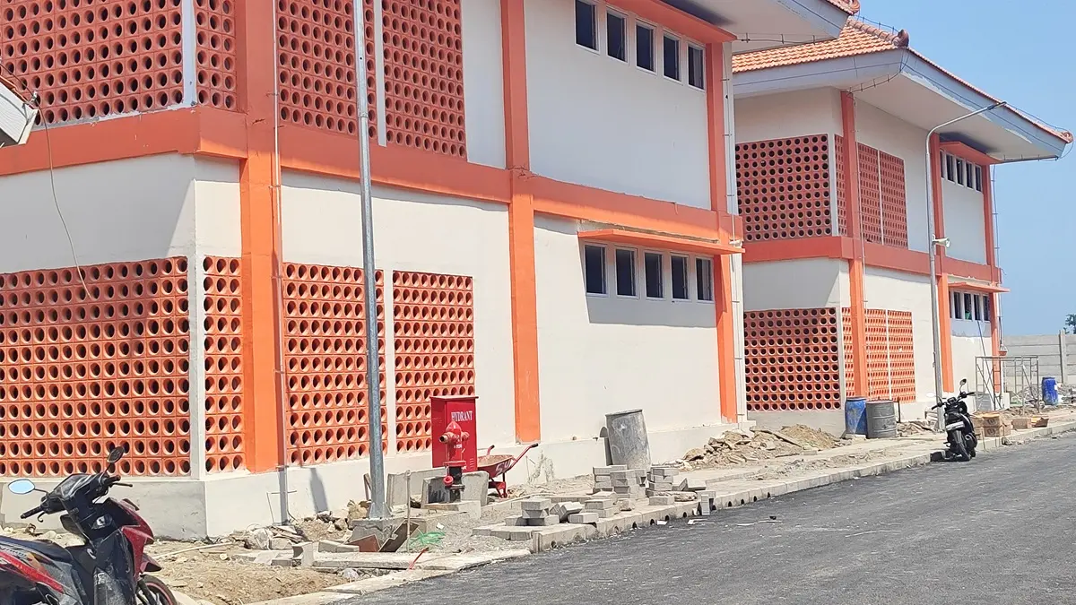 BELUM TUNTAS: Proyek Sekolah Rakyat Desa Tunggorono, Kecamatan Jombang yang belum tuntas. (Ainul Hafidz/Radar Jombang)