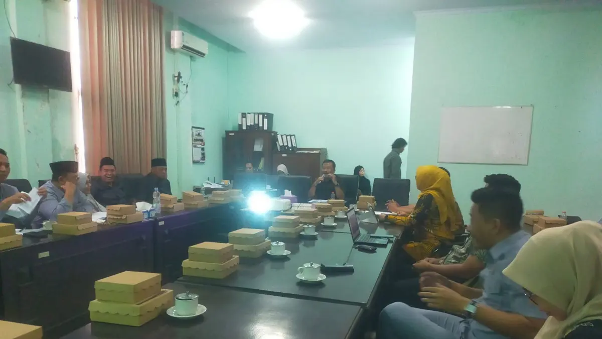 DIBAHAS: Bapemperda DPRD Jombang dan OPD membahas raperda tentang desa. (Azmy Endiyana/Radar Jombang)