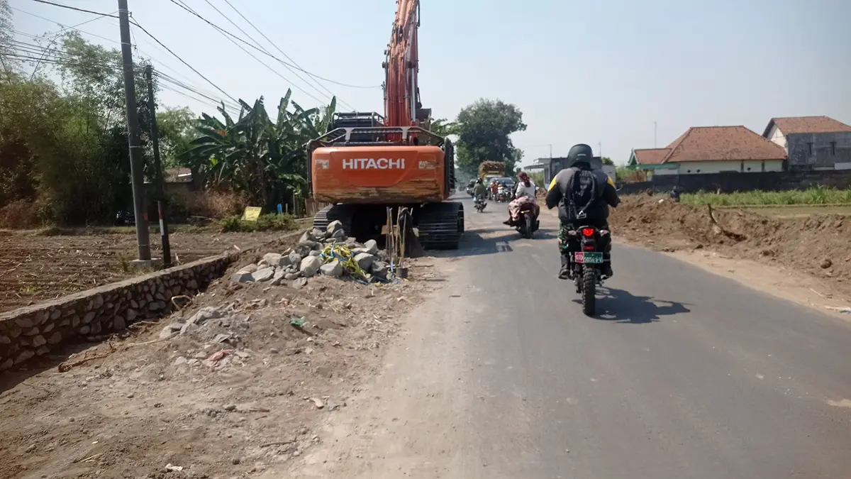 DIKEBUT: Proyek pelebaran jalan Cukir-Mojowarno di Desa Bulurejo, Kecamatan Diwek, Jombang. (Ainul Hafidz/Radar Jombang)