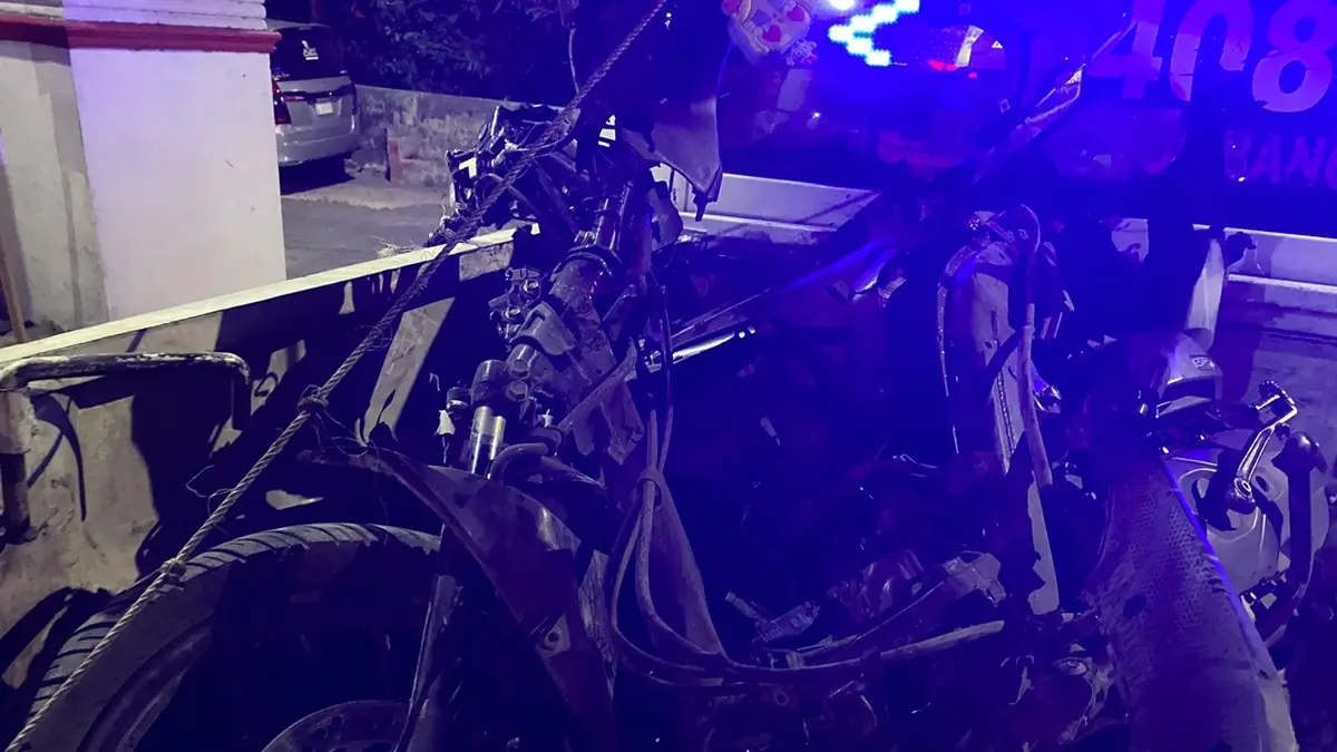 Honda Beat tanpa TNKB menabrak truk dump Mitsubishi Fuso di Jalan Raya Desa Kwaron, Kecamatan Diwek, Jombang, Kamis (13/8). (Achmad RW/Radar Jombang)
