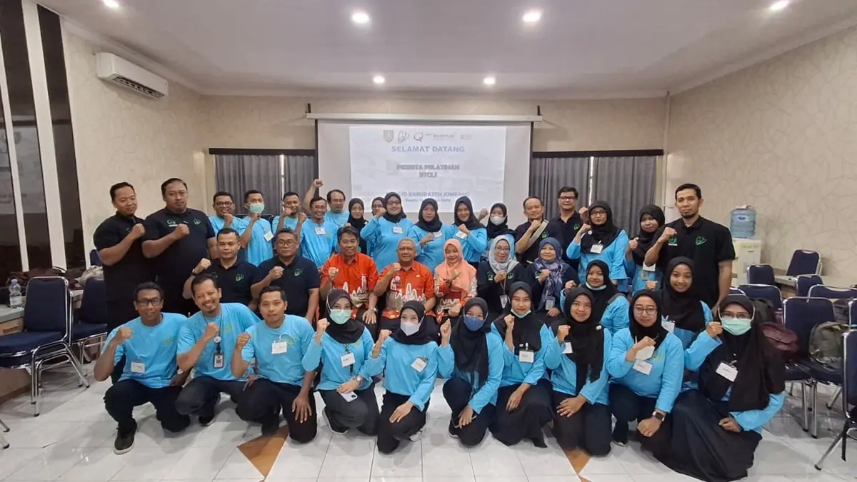 KOMPAK: Direktur RSUD Jombang dr Pudji Umbaran MKP bersama peserta Basic Trauma Cardiac Life Support (BTCLS), Kamis (13/8). (Anggi Fridianto/Radar Jombang)