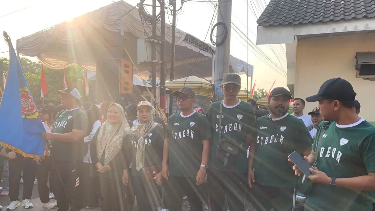 MERIAH: Kepala Desa Kebontemu, Peterongan, Jombang Sirojul Munir membaur bersama warga saat kegiatan jalan sehat Desa Kebontemu, Minggu (9/8) siang. (Dwi Aris/Radar Jombang)