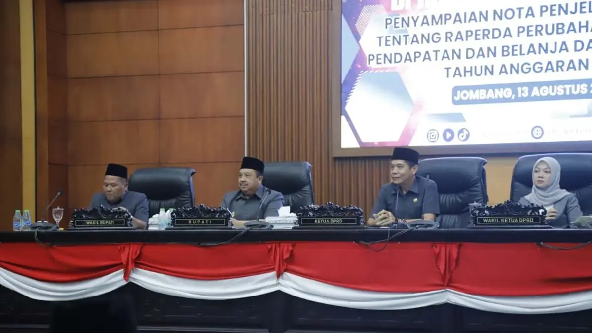 SERIUS: Ketua DPRD Jombang, Hadi Atmaji, memimpin paripurna membahas P-APBD 2026, Kamis (13/8). (Azmy Endiyana/Radar Jombang)