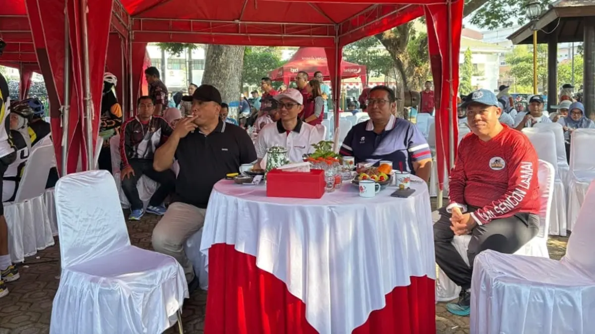 SINERGI: Pemimpin Bank Jatim Cabang Jombang Hanif Julhamsyah ngopi bersama jajaran kepala OPD Pemkab Jombang, (13/8). (Anggi Fridianto/Radar Jombang)