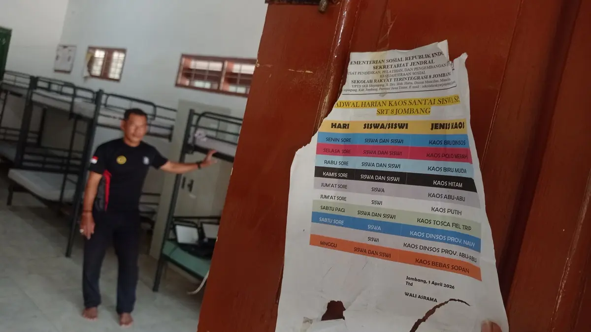 TAK LAGI DIPAKAI: Petugas jaga mengecek ruang asrama siswa eks Sekolah Rakyat SKB Mojoagung, Jombang. (Ainul Hafidz/Radar Jombang)