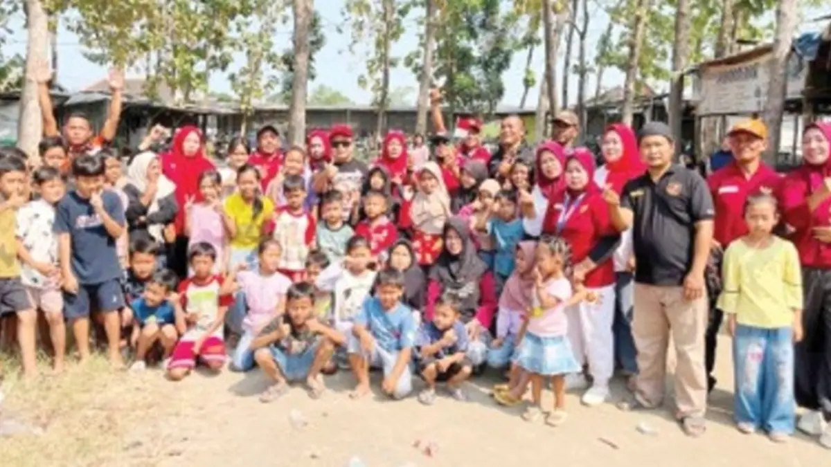 TELADAN: Wakil Ketua 3 DPRD Jombang, HM Syarif Hidayatullah ST MMT (Gus Sentot), menghadiri lomba kerakyatan di Pujasera Kebun Jati Desa Keras, Diwek, Minggu (4/8). (Rojiful Mamduh/Radar Jombang)