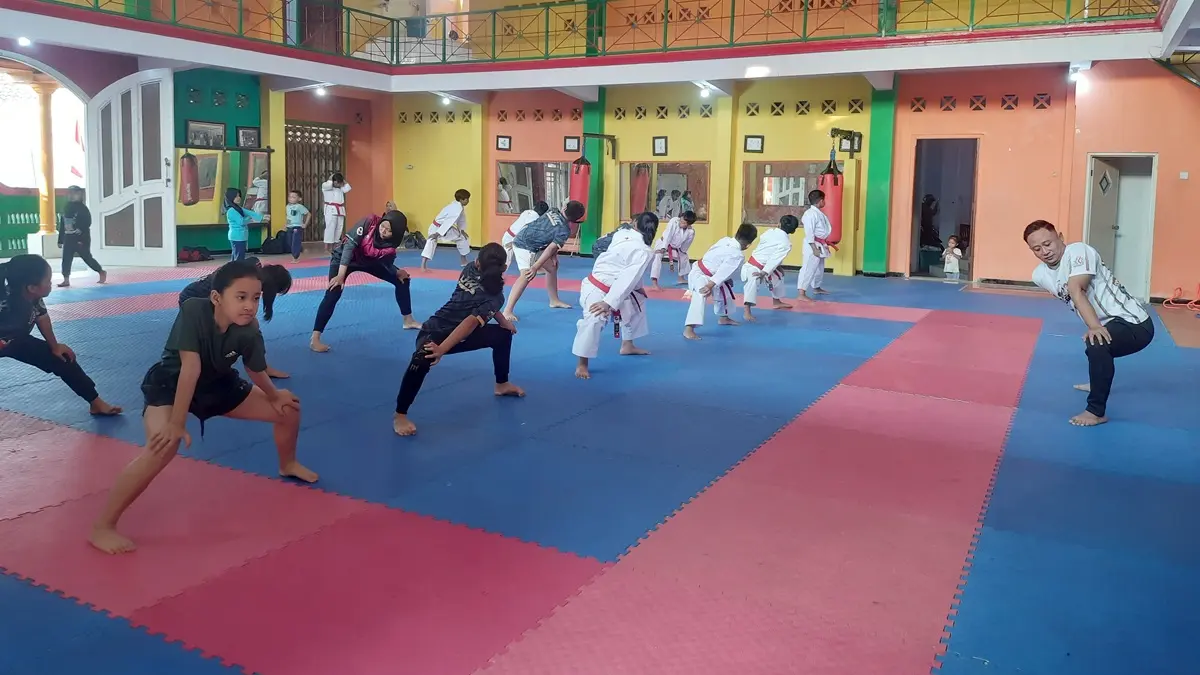 DISIPLIN: Karateka saat latihan di Dojo Mahameru Jombang, Kamis (6/8). (Wenny Rosalina/Radar Jombang)