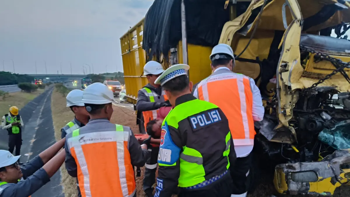 Kecelakaan maut terjadi di KM 686+800 jalur B Tol Jombang-Mojokerto (Jomo), masuk Desa Tampingmojo, Kecamatan Tembelang, Sabtu (15/8) dini hari. (Achmad RW/Radar Jombang)