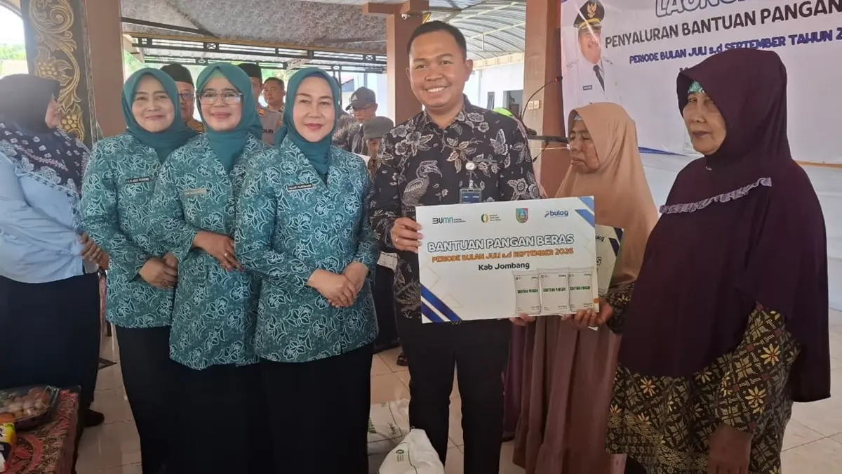 PEDULI: Pinca Perum Bulog Cabang Mojokerto Mohammad Husin menyalurkan bantuan pangan untuk KPM di Desa Krembangan, Kecamatan Gudo didampingi Forkopimda dan Ketua TP PKK Kabupaten Jombang (14/8). (Achmad RW/Radar Jombang)