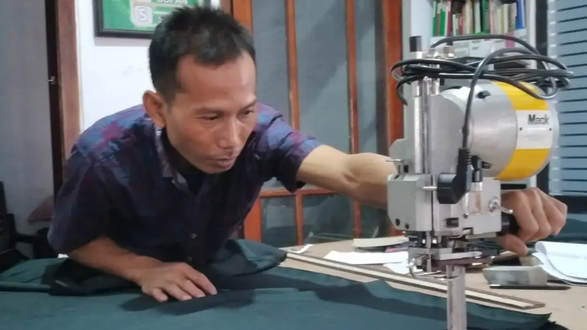 FOKUS: Penjahit di Desa Plandi, Kecamatan Jombang mengerjakan seragam gratis siswa, (13/8). (Wenny Rosalina/Radar Jombang)