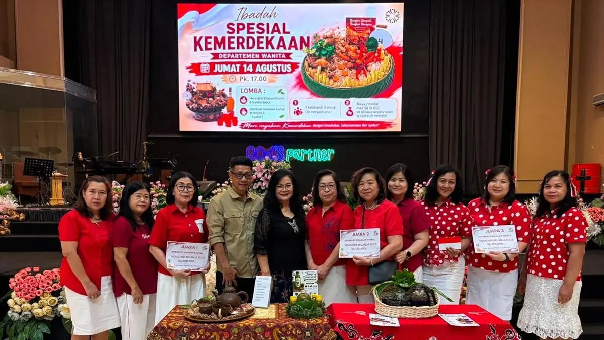 MENYEHATKAN:  Pemenang lomba membuat minuman herbal bersama Pendeta GPdI House Of Prayer Sawahan, Jombang, Petrus Harianto STh, dan ibu pendeta Getsy Harianto, Jumat (14/8). (Rojiful Mamduh/Radar Jombang)